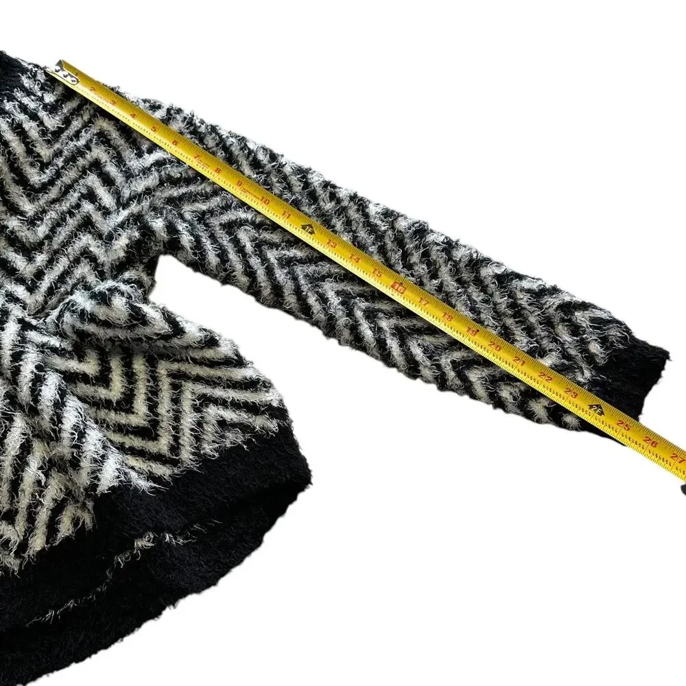 Womens Sweater Size Large Black White Fuzzy Zig Zag Casual Winter Wear